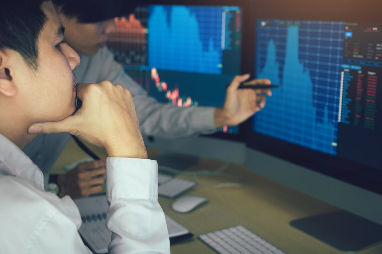 passive investor monitoring the stock market